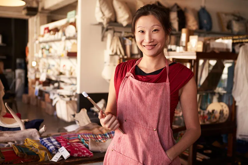 mujer en su tienda