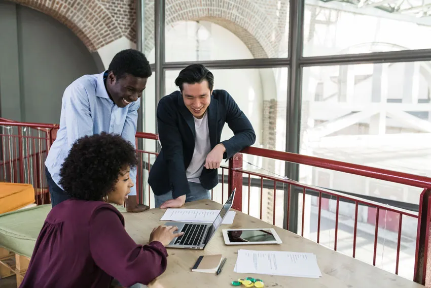 sekelompok orang sedang bekerja bersama