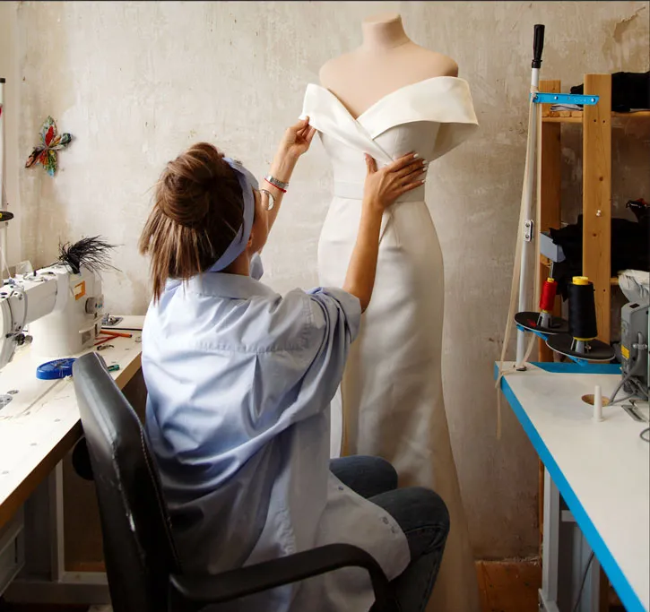 Femme fabriquant une robe