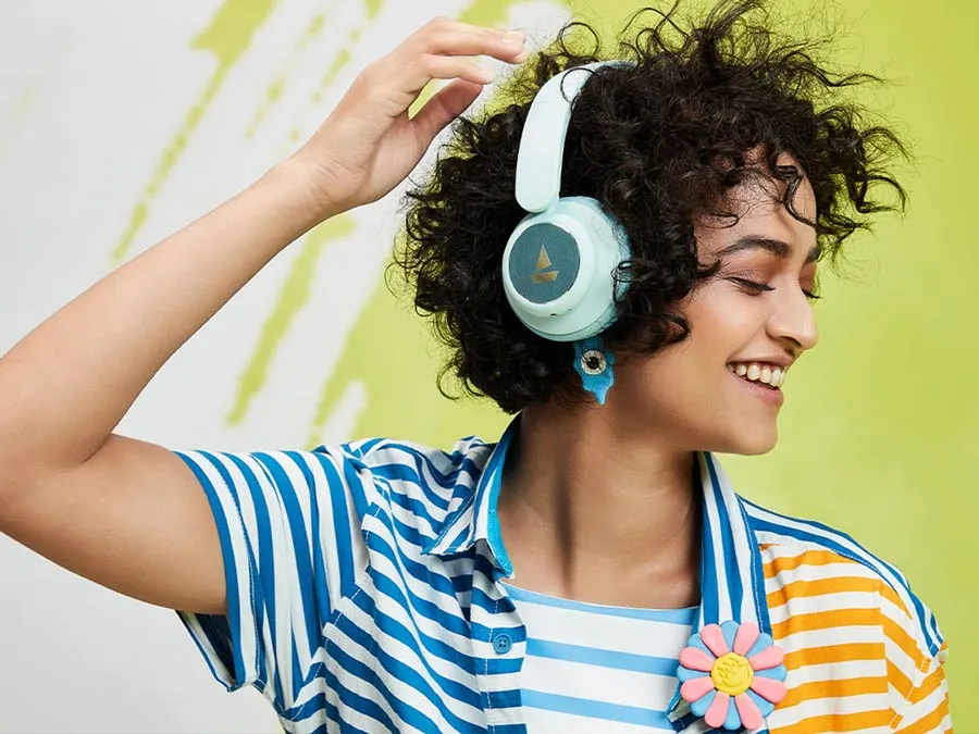 Une femme souriante écoutant de la musique avec des écouteurs
