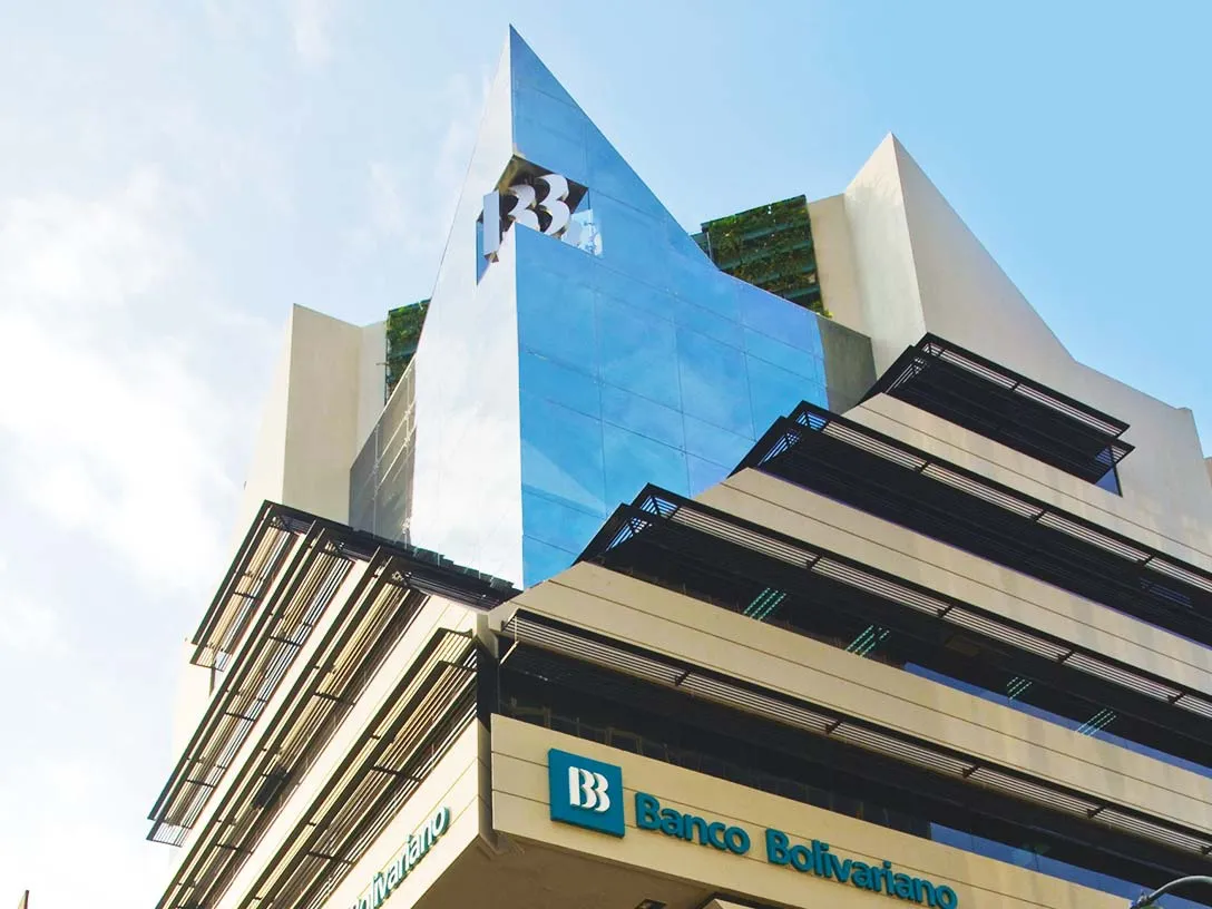 A building displaying the Banco Bolivariano logo and branding