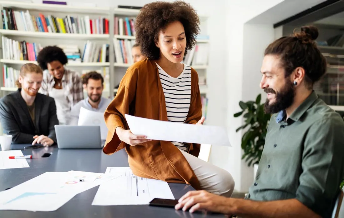 Dois grupos de pessoas conversando entre si