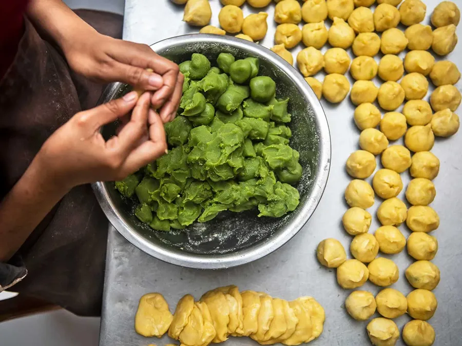 Un par de manos elaborando diligentemente un plato tradicional