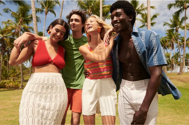 Un grupo de amigos juntos y sonriendo