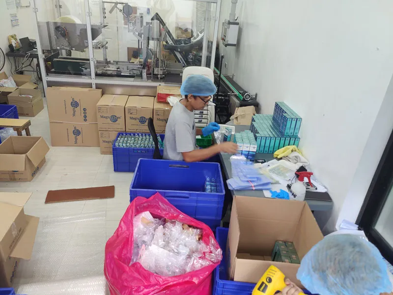 Um médico escolhendo cuidadosamente produtos farmacêuticos.