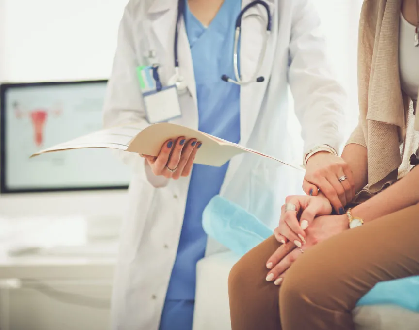 Um médico atendendo um paciente.