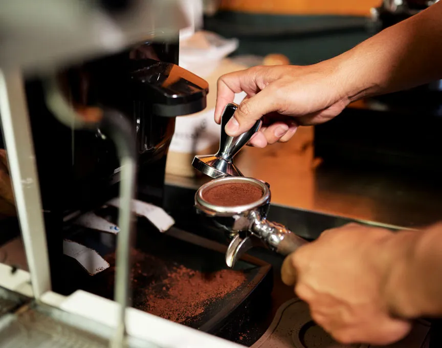 O processo de fazer um café expresso.