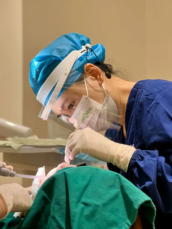 Uma dentista concentrada realizando uma cirurgia