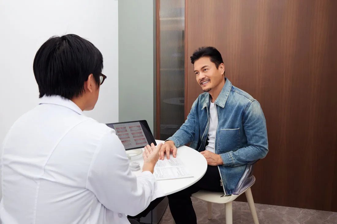 Um consultor falando com um cliente satisfeito