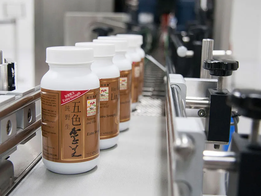 Divers produits de santé contenus dans des flacons