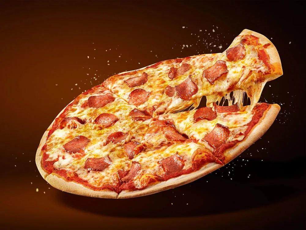 Pessoas dividindo uma pizza