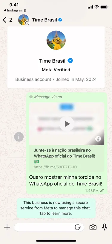 Una representación visual de fans que personalizan su experiencia dentro de Time Brasil en WhatsApp.